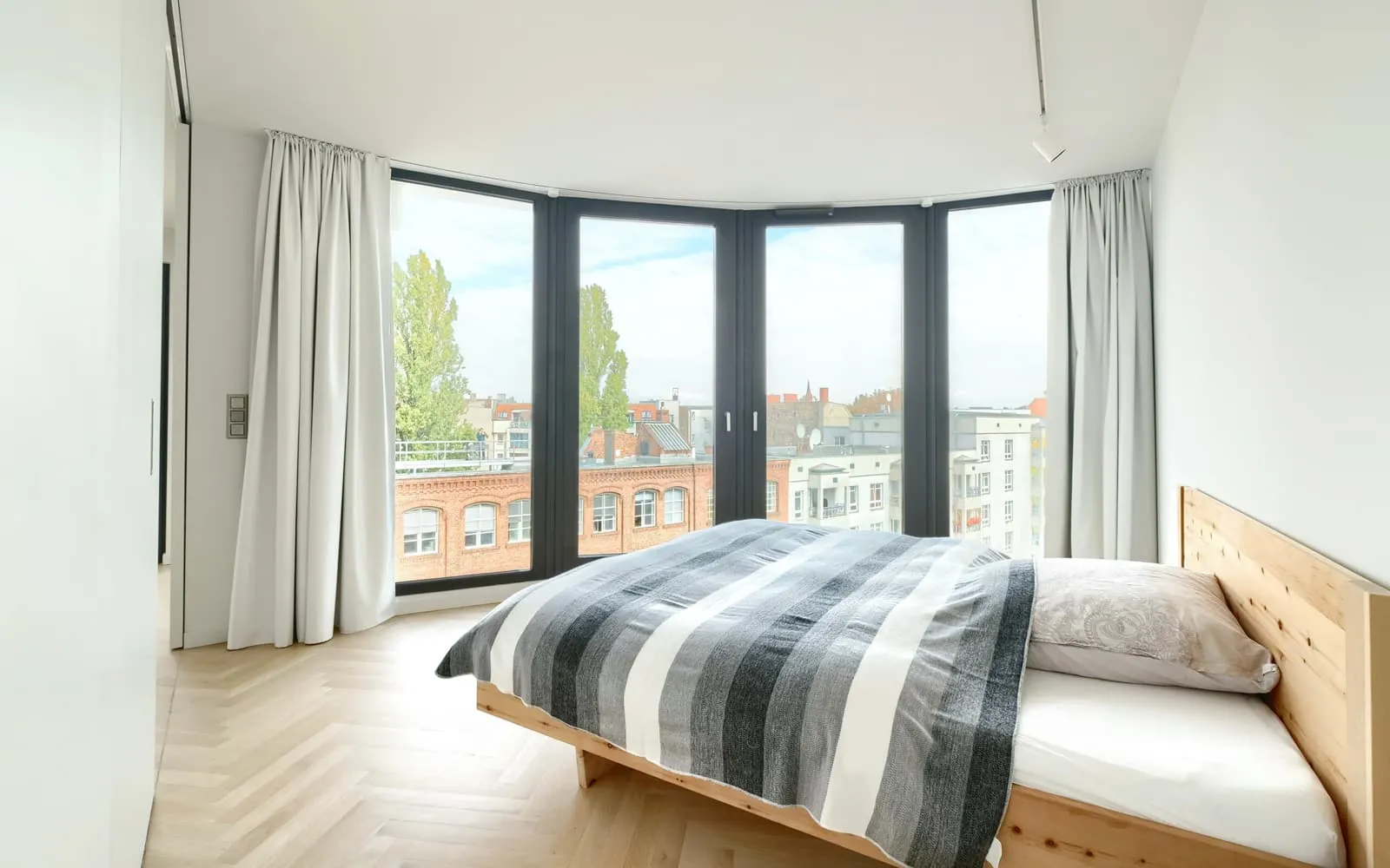 Immobilienfotografie Berlin – Helles Schlafzimmer